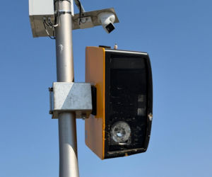 130 tys. zł na naprawy fotoradaru w Al. Jerozolimskich. Znowu został zniszczony. Monitoring nagrał wandala