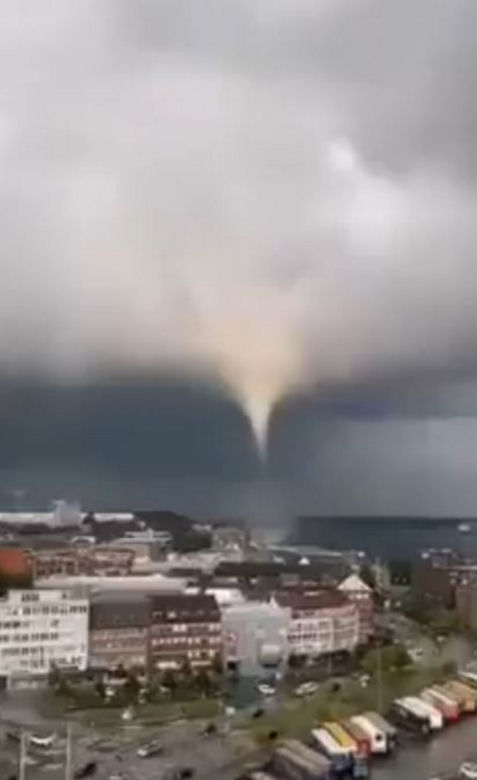 Tornado porywa ludzi i wrzuca do Bałtyku! Szok na wybrzeżu