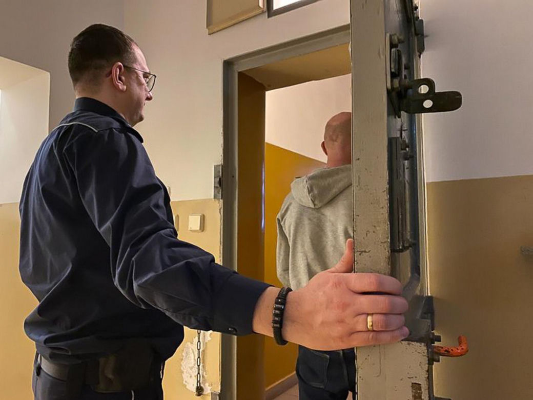 Gdy okradał bar, spadły mu spodnie. Wszystko się nagrało!