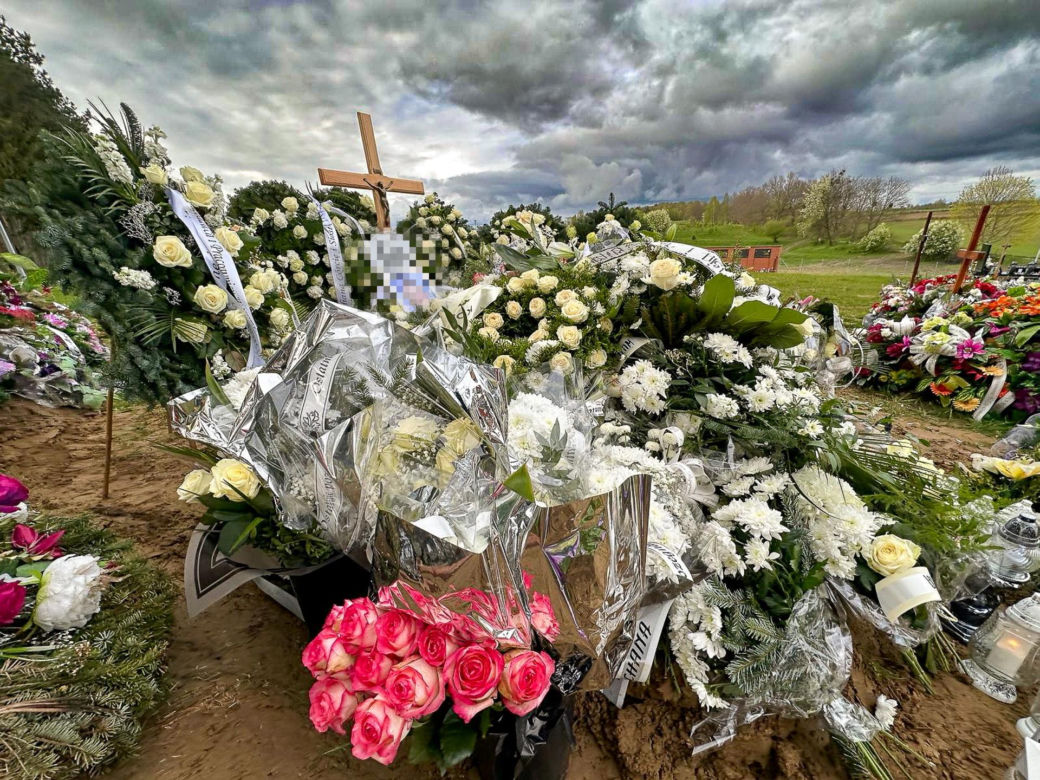 BMW roztrzaskało się na drzewie. 22-latka nie żyje
