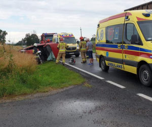 Buszkowo koło Bydgoszczy: Dachowanie auta. Trzy osoby zakleszczone [ZDJĘCIA]