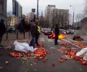 Protesty rolników w Warszawie. Palenie opon i świńskie łby na placu Zawiszy