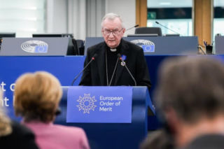  Kard. Parolin z Europejskim Orderem Zasługi