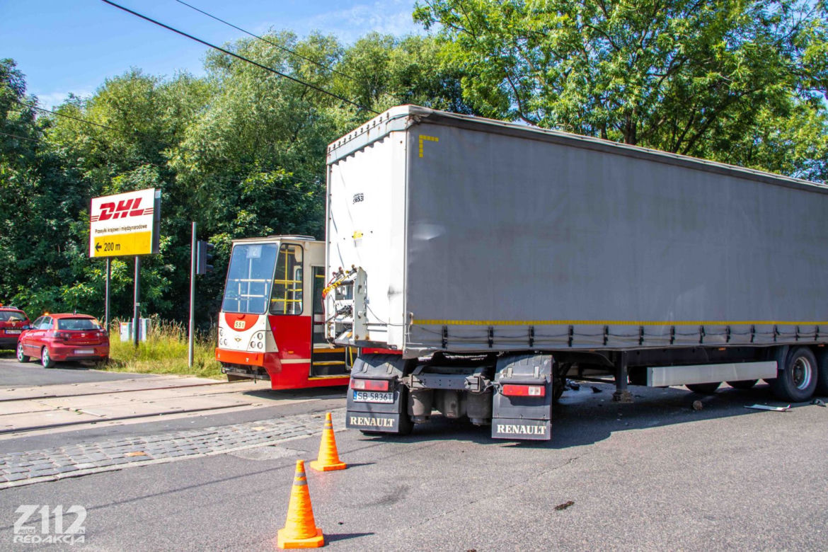 Wypadek tramwaju i samochodu ciężarowego w Zabrzu