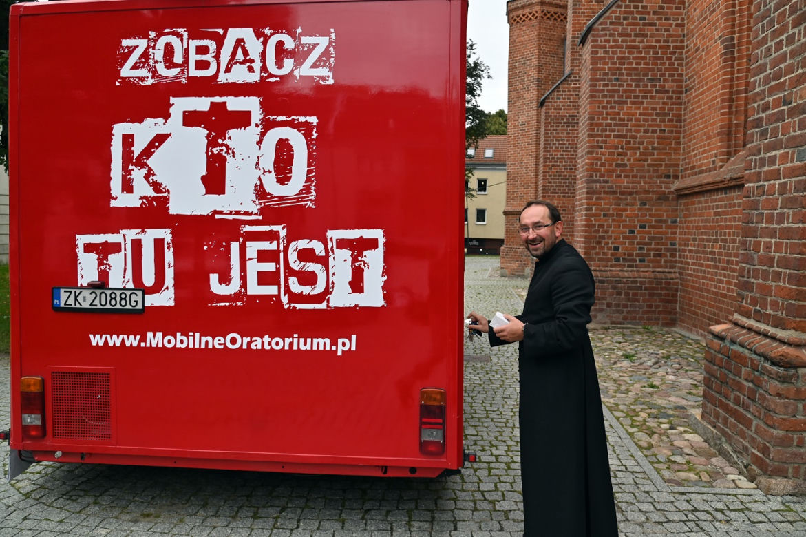 Kiedyś sklep na kółkach, teraz... mobilna kaplica! 