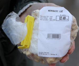 Sprzedali jej orzechy z robakami 