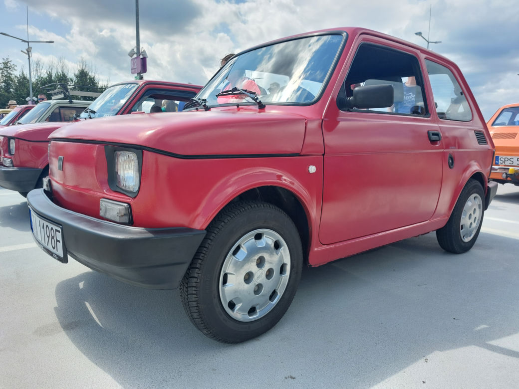 Zlot fiatów 126p w Galerii Libero w Katowicach