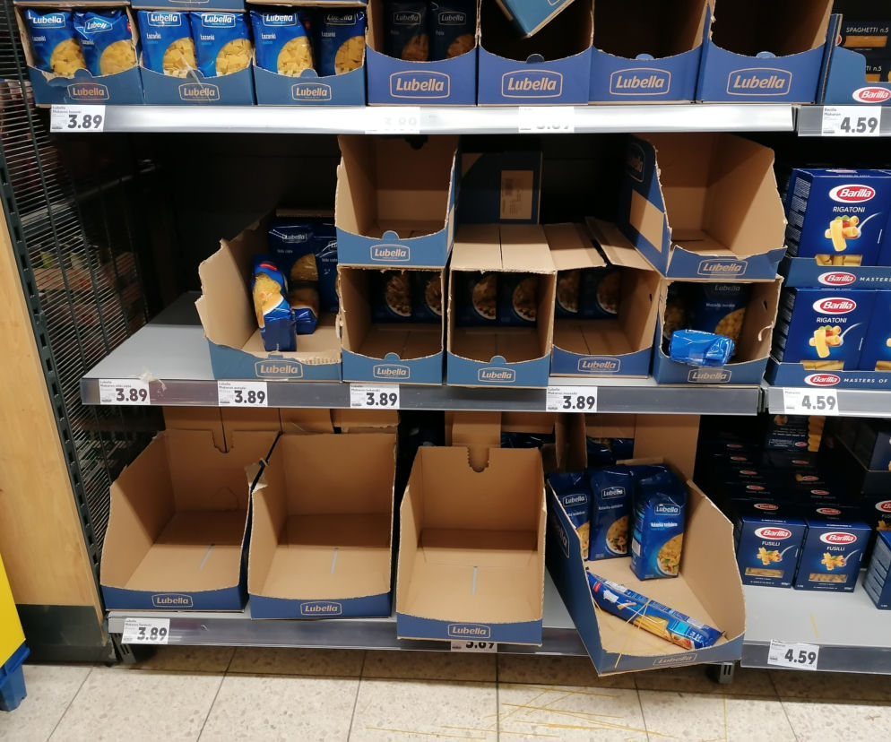 Mieszkańcy wpadli w panikę. Puste półki w sklepach