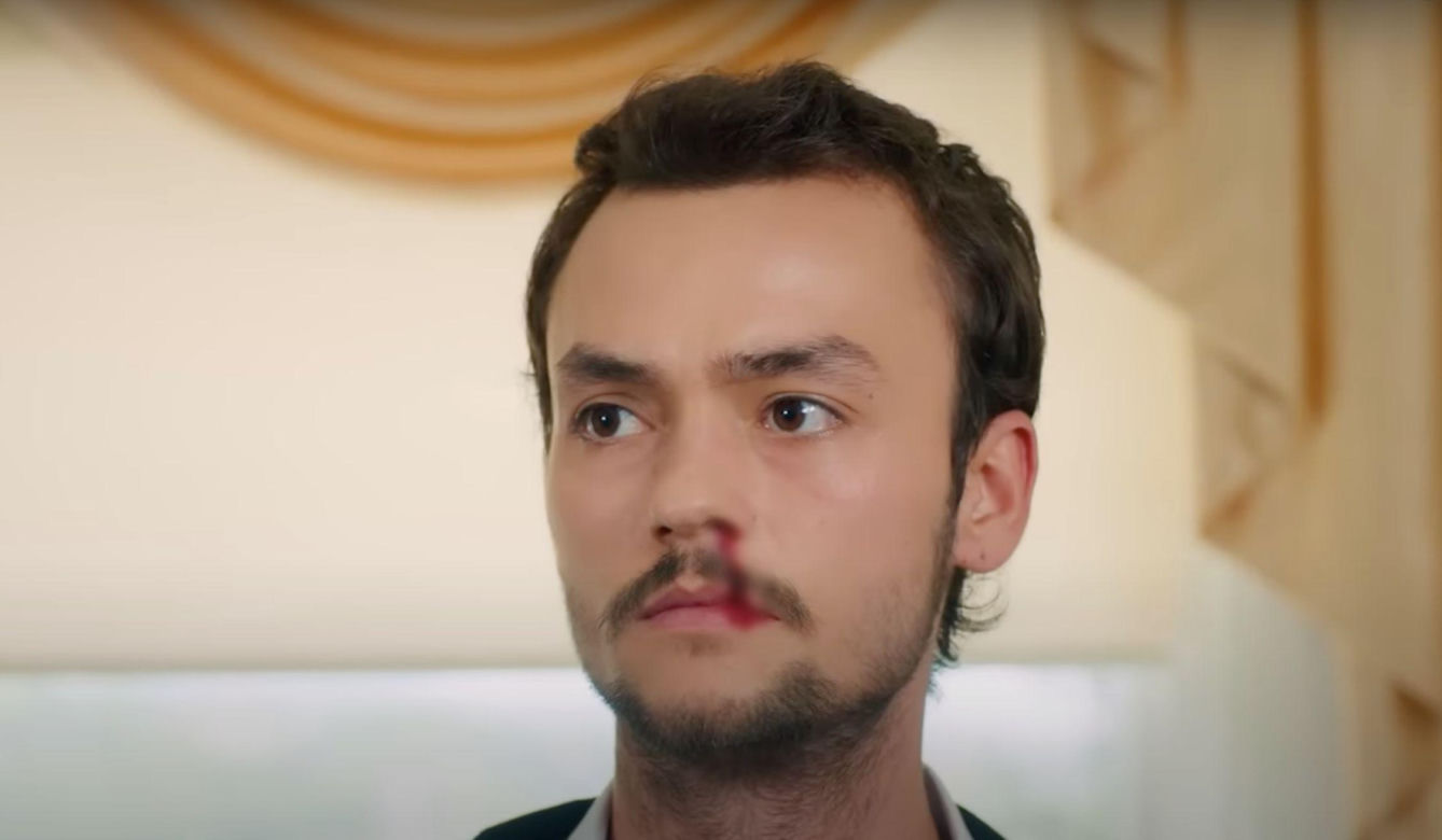Ege śledzi Melis i dla zmyłki proponuje jej natychmiastowy ślub.