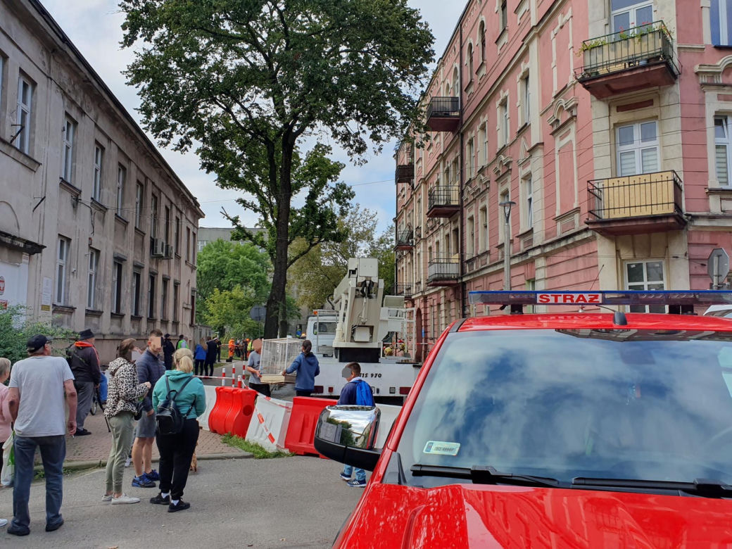 Pod małżeństwem zarwał się balkon, spadli z 3. piętra. Kobieta zmarła na stole operacyjnym.