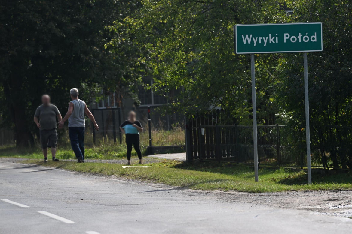 Zniszczony przez drona dach budynku mieszkalnego w miejscowości Wyryki