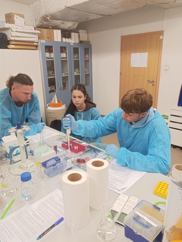 Młodzi naukowcy w akcji! Uczniowie eksperymentowali w laboratoriach Collegium Medicum