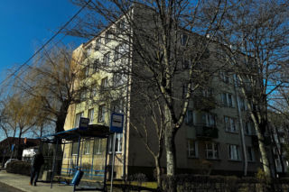 Chcieli zrobić sobie z 61-latki stałe źródło dochodu. Wpadli przy trzeciej próbie odbioru gotówki