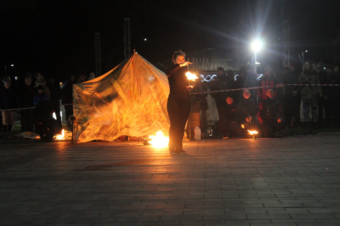 WOŚP 2023 w Krakowie: Fire Show w Nowej Hucie w wykonaniu grupy Spontan Fire