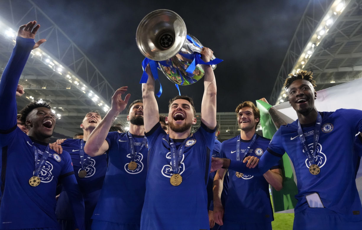 Piłkarze i kibice Chelsea Londyn świętują wygranie Ligi Mistrzów po zwycięstwie w finale 1:0 z Manchesterem City 