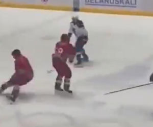 Upadek Łukaszenki na meczu hokeja