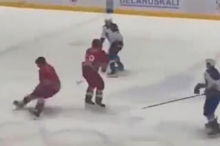 Upadek Łukaszenki na meczu hokeja