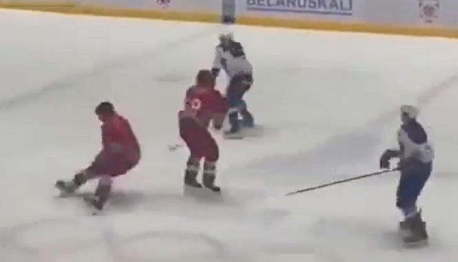 Upadek Łukaszenki na meczu hokeja