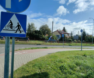 Czołg uszkodził znaki drogowe na Szosie Zambrowskiej w Łomży
