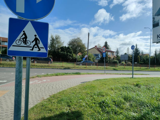 Czołg uszkodził znaki drogowe na Szosie Zambrowskiej w Łomży