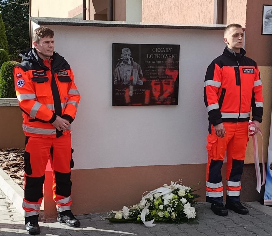 Biała Podlaska. Odsłonięcie tablicy poświęconej ratownikowi medycznemu. 64-latek został śmiertelnie dźgnięty nożem na służbie [ZDJĘCIA]