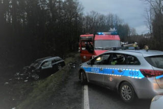Poważne zderzenie czołowe na drodze krajowej 55. Interweniował śmigłowiec pogotowia