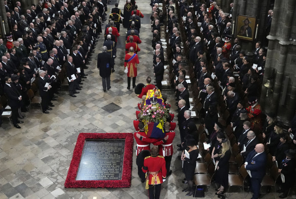 Trumna z Królową przybyła do Westminsteru