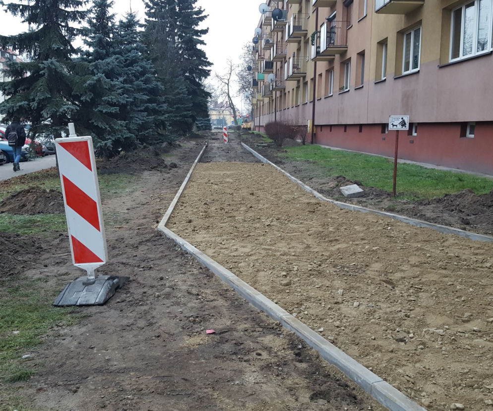 Budują ściężkę rowerową przy ul. Dąbrowskiego w Lesznie