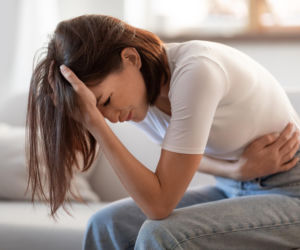 Dopadł cię nagły ból brzucha? Te domowe sposoby rodem z PRLu to prawdziwy gamechanger