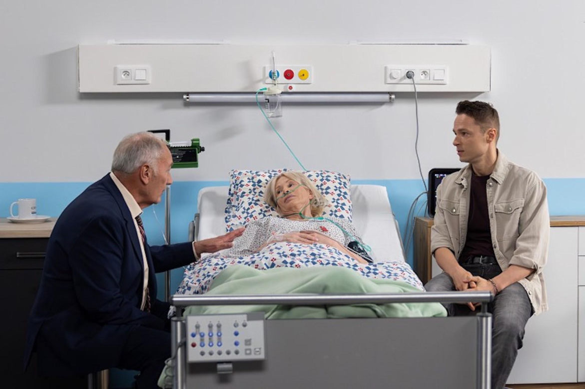 Pierwsza miłość, odcinek 4270. Ewa (Ewa Gawryluk), Krystian (Patryk Pniewski), Karol Weksler (Karol Strasburger)