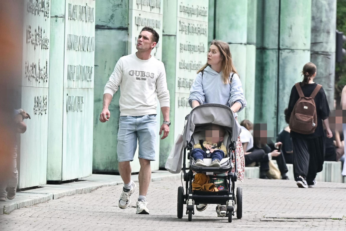 Filip Gurłacz na spacerze z żoną i synem. Nie zwalczył nałogu 