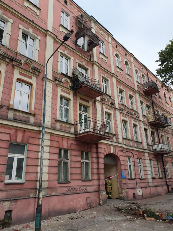 Pod małżeństwem zarwał się balkon, spadli z 3. piętra. Kobieta zmarła na stole operacyjnym.