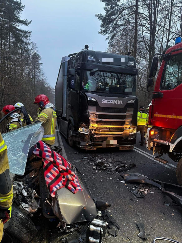 Zderzenie samochodu osobowego z tirem. Czteroosobowa rodzina w szpitalu