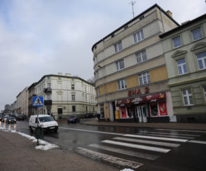 Koszalin: Dziecko wypadło z okna trzeciego piętra kamienicy
