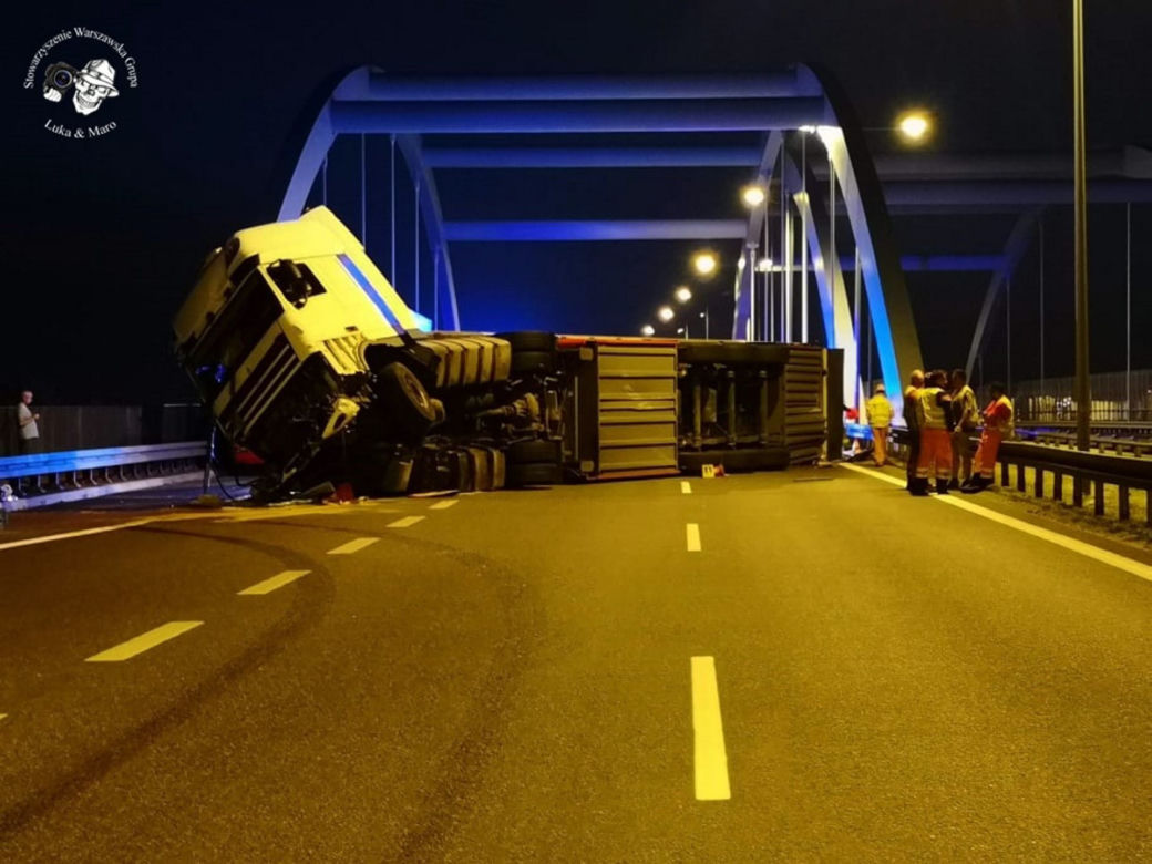 Wypadek na S8, TIR wjechał w drogowców