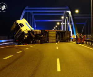 Wypadek na S8, TIR wjechał w drogowców