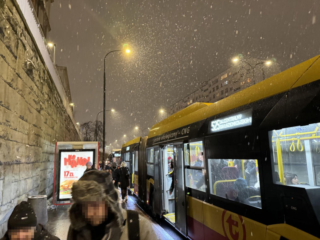 Totalny paraliż Warszawy. Gigantyczne opóźnienia autobusów i tramwajów, kierowcy w korkach