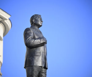 Piotr Gliński składa kwiaty w rocznicę katastrofy smoleńskiej