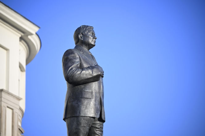 Piotr Gliński składa kwiaty w rocznicę katastrofy smoleńskiej