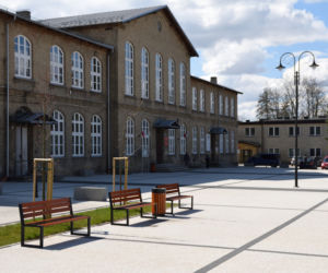 Centrum Choroszczy pięknieje! Pojawiły się eleganckie ławeczki 