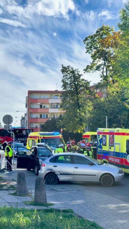 Groźny wypadek w centrum Opola. Auto wjechało w pieszych na chodniku