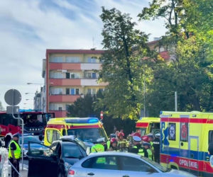 Groźny wypadek w centrum Opola. Auto wjechało w pieszych na chodniku