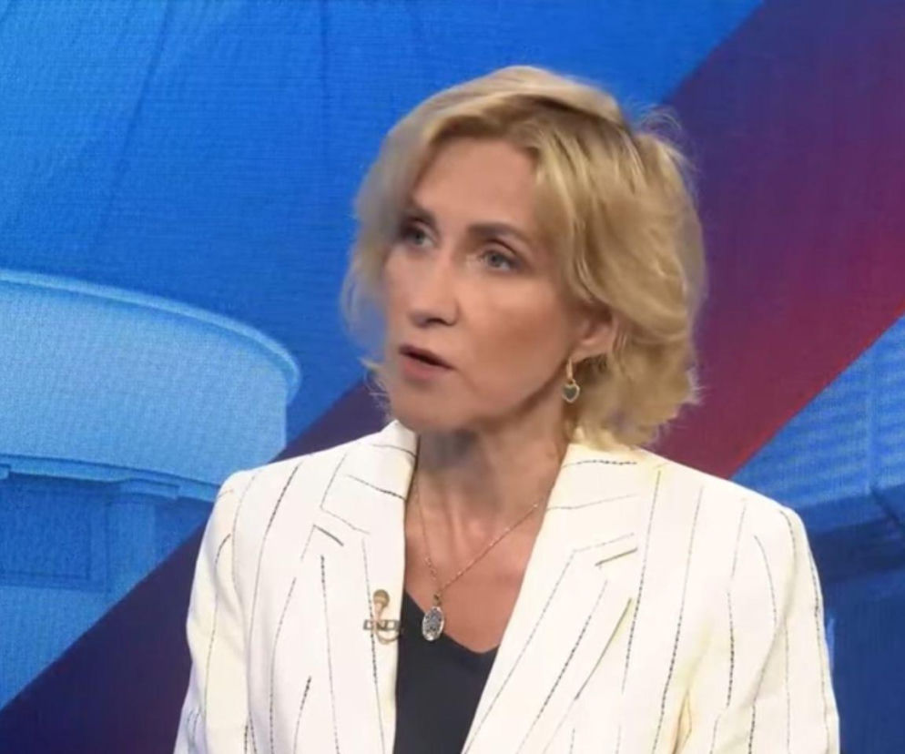 Urszula Pasławska w białym żakiecie podczas wywiadu. O edukacji historycznej Ukraińców dowiesz się z VOX FM.