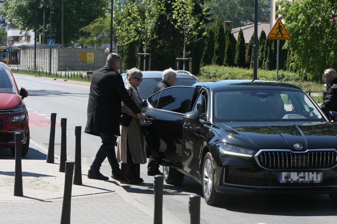 Jarosław Kaczyński na cmentarzu nie był sam. Pewna kobieta nie odstępowała go na krok