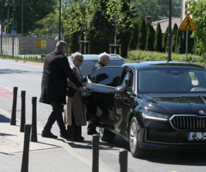 Jarosław Kaczyński na cmentarzu nie był sam. Pewna kobieta nie odstępowała go na krok