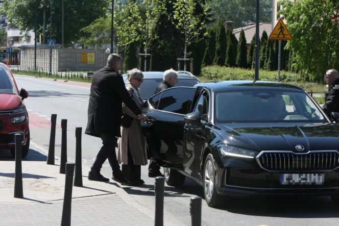 Jarosław Kaczyński na cmentarzu nie był sam. Pewna kobieta nie odstępowała go na krok