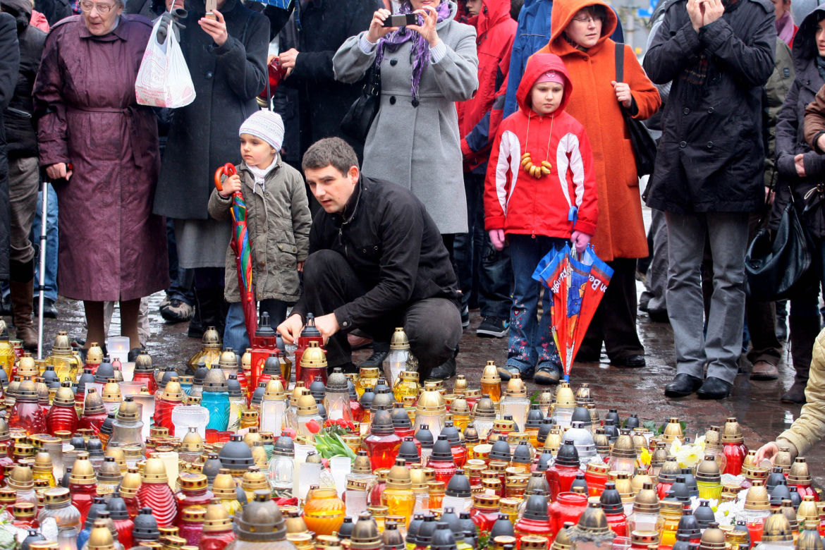 Morze łez, setki krakowian na ulicach. Tak żegnano ofiary katastrofy smoleńskiej 10 lat temu