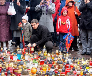 Morze łez, setki krakowian na ulicach. Tak żegnano ofiary katastrofy smoleńskiej 10 lat temu
