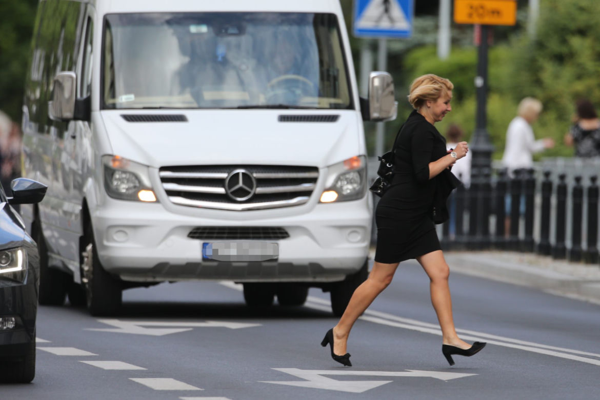 Wlepcie im wreszcie mandaty! Wybrańcy narodu nagminnie łamią przepisy pod Sejmem.