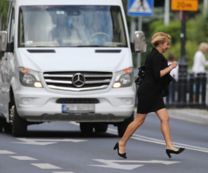 Wlepcie im wreszcie mandaty! Wybrańcy narodu nagminnie łamią przepisy pod Sejmem.